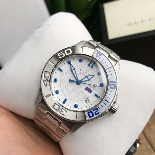 華やかな雰囲気 グッチ 時計 一覧スーパーコピー ウォッチ 防水 ダイヴ 泳ぎ ドラエモン  紳士 ホワイト