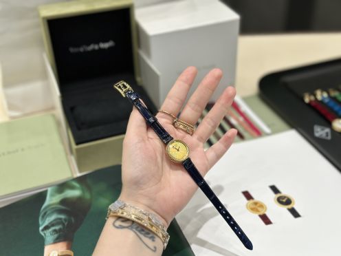 爆買いで大得価の ヴァンクリーフアーペル ハワイ偽物 腕時計 ウォッチ ペルレ 優雅レディ ブラック