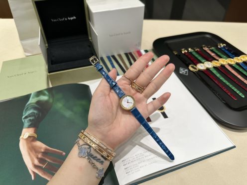 ヴァンクリーフ&アーペル 渋谷スーパーコピー 腕時計 ウォッチ ペルレ ファッション感 ブルー