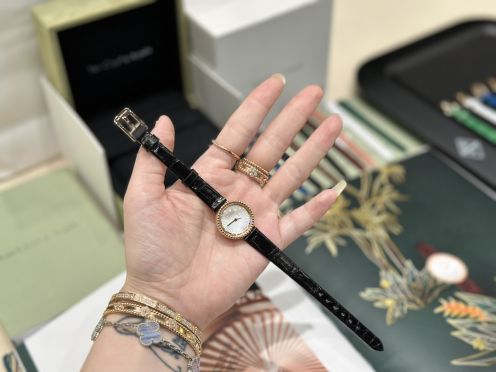 2025年のお買い得品 ヴァンクリーフ&アーペル 安く買う方法偽物 本革 腕時計 ウォッチ ペルレ 優雅 ダイヤ飾り ブラック