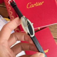 カルティエ ベニュワール イエローゴールドスーパーコピー 牛革 腕時計 ウォッチ 優雅レディ ダイヤ飾り ブラック 