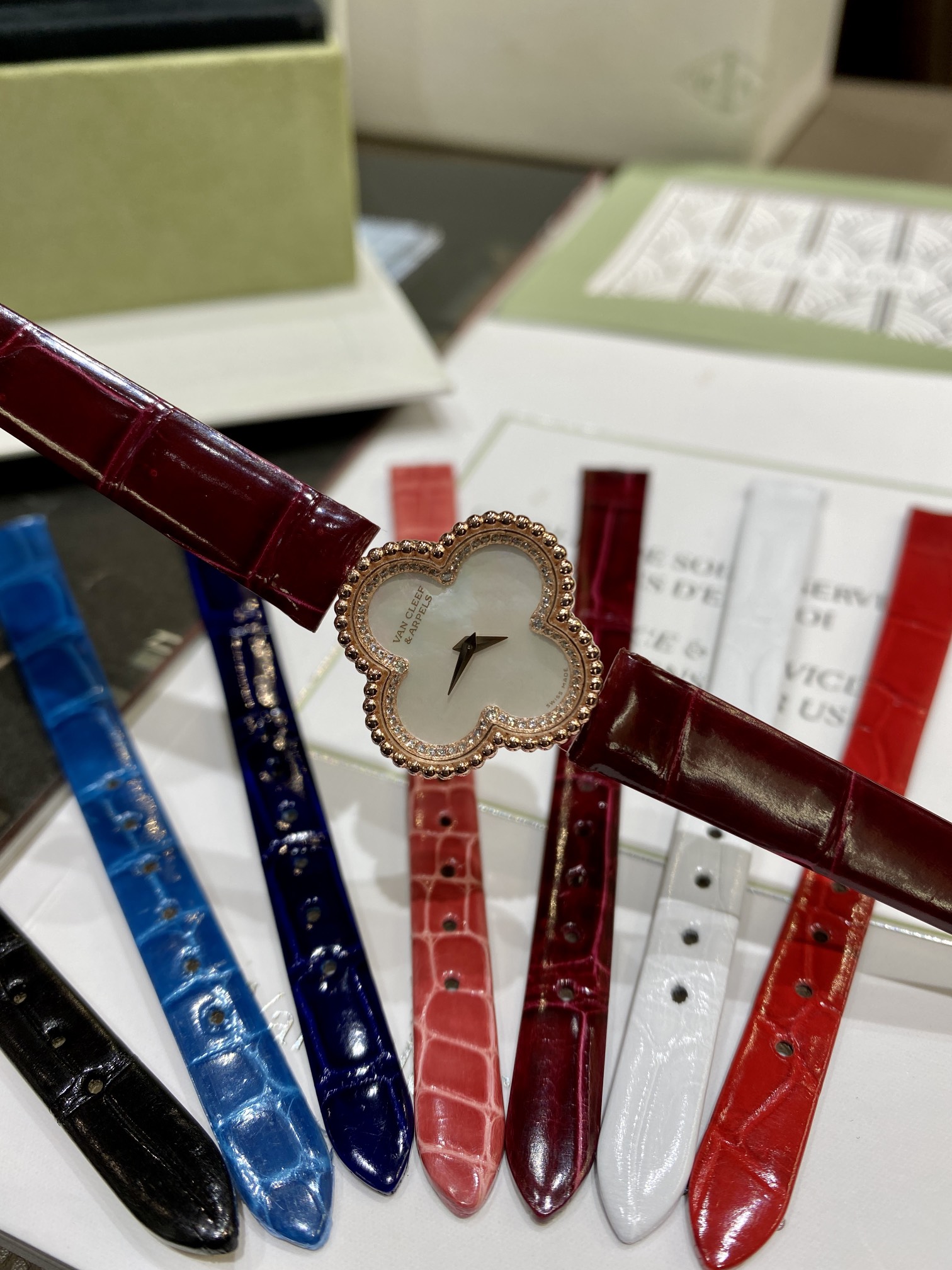 数量限定‼ヴァンクリーフ&アーペル ハワイＮ級品 Alhambra 四つ葉かたち  うで時計 白い文字盤 ミニ レッドバンド_5