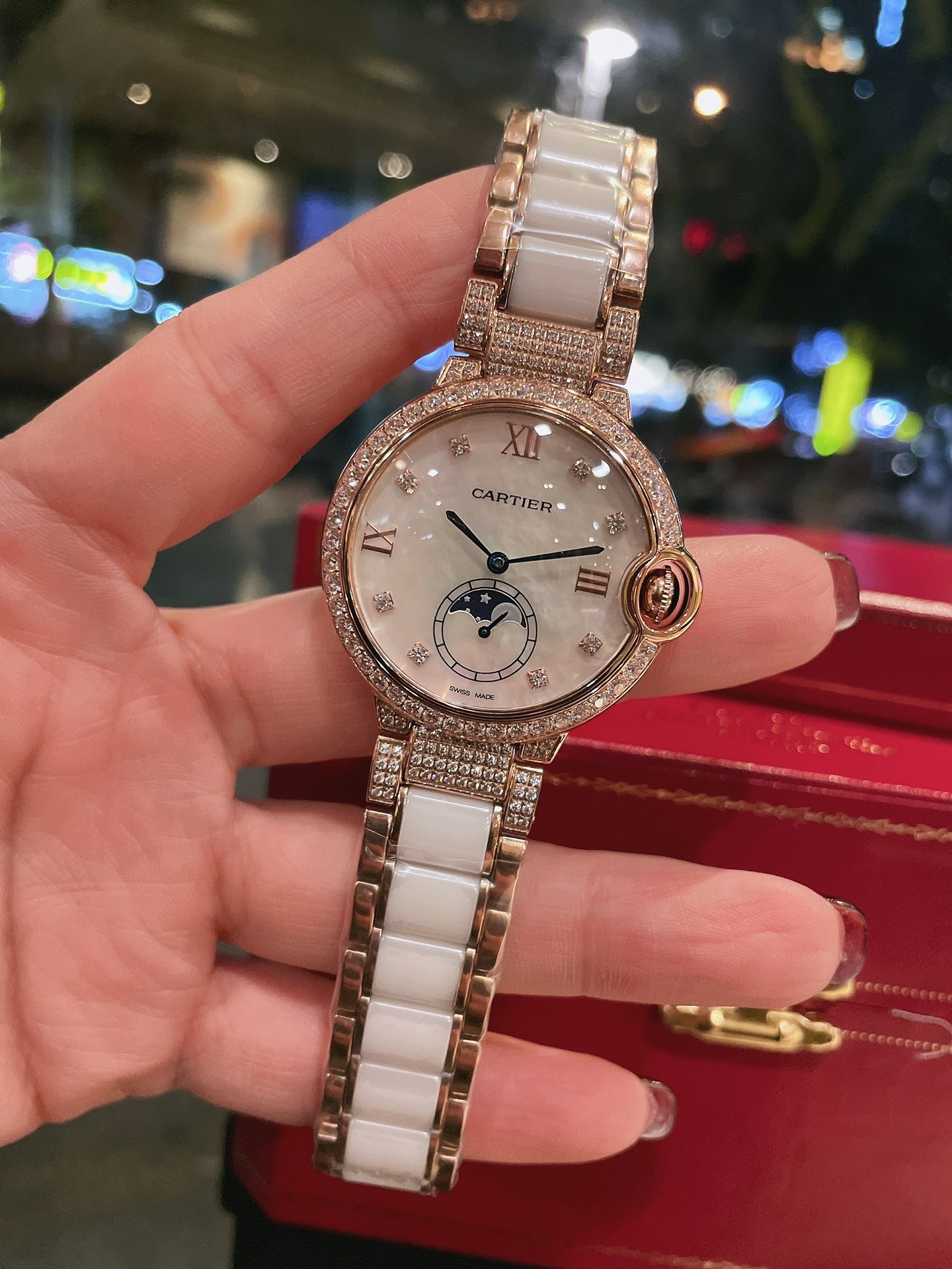 バロンブルー36mm カルティエ偽物 腕時計 レディウォッチ 優雅 ダイヤ飾り 眩しい ゴールドケース_2