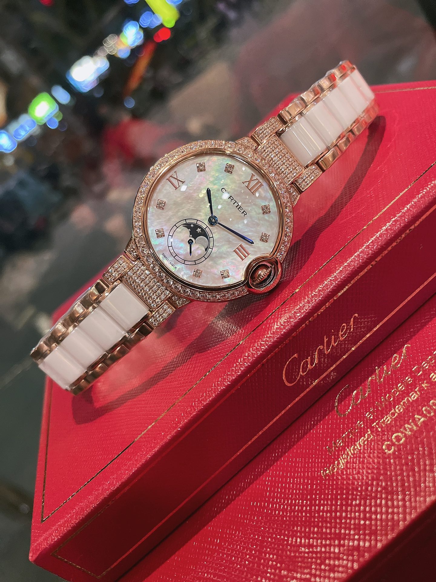 バロンブルー36mm カルティエ偽物 腕時計 レディウォッチ 優雅 ダイヤ飾り 眩しい ゴールドケース_3