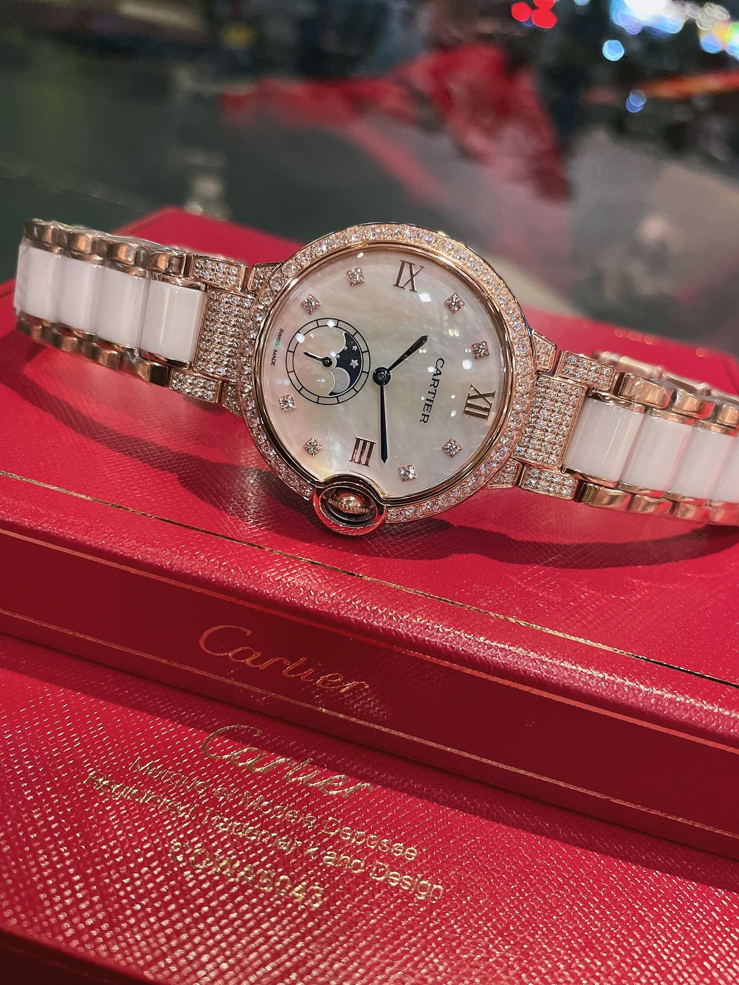 バロンブルー36mm カルティエ偽物 腕時計 レディウォッチ 優雅 ダイヤ飾り 眩しい ゴールドケース_4