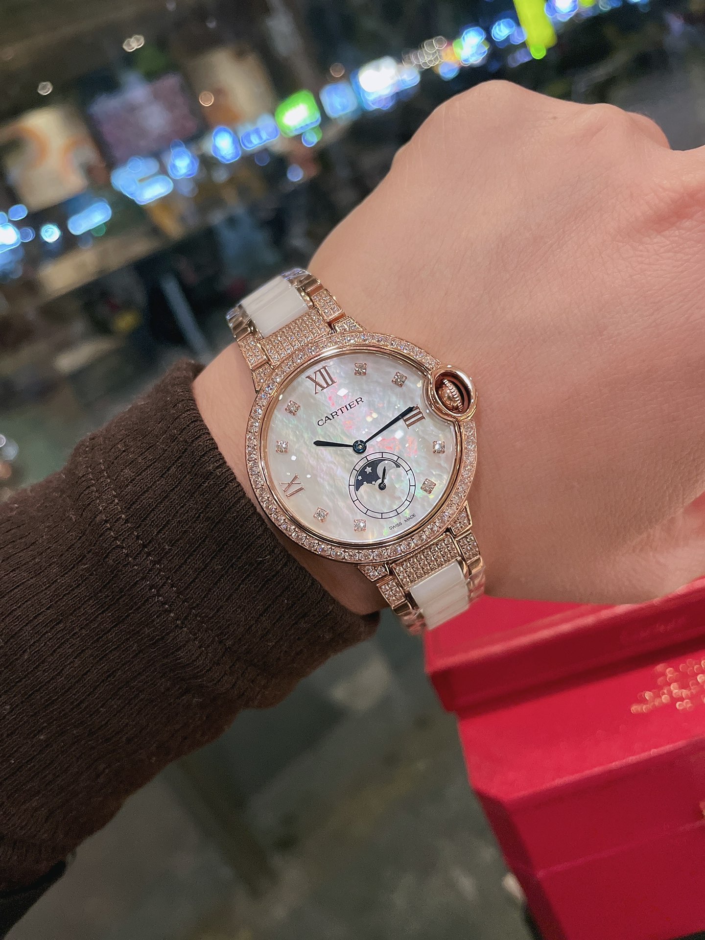 バロンブルー36mm カルティエ偽物 腕時計 レディウォッチ 優雅 ダイヤ飾り 眩しい ゴールドケース_8