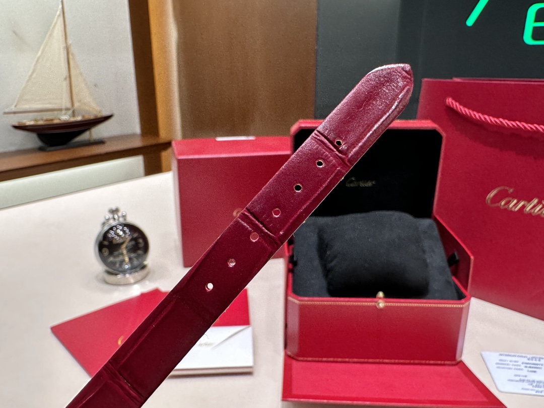 カルティエ ベニュワール 定価偽物 優雅レディ レザー 腕時計 防水 ウォッチ 日常 ダイヤ飾り レッド_9