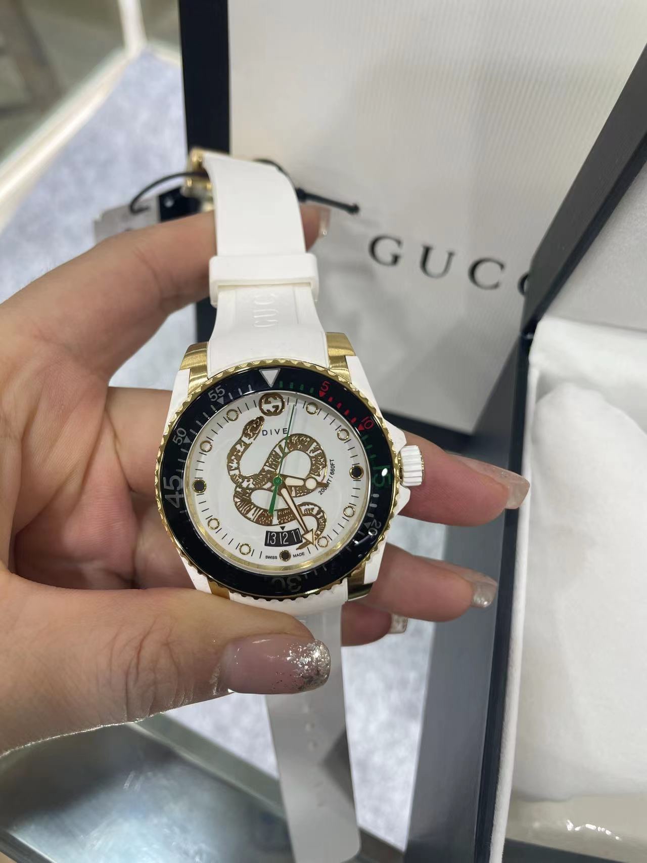 グッチ腕時計買取価格スーパーコピー ウォッチ 防水 ダイヴ 蛇プリント 紳士 ゴムバンド ホワイト_2