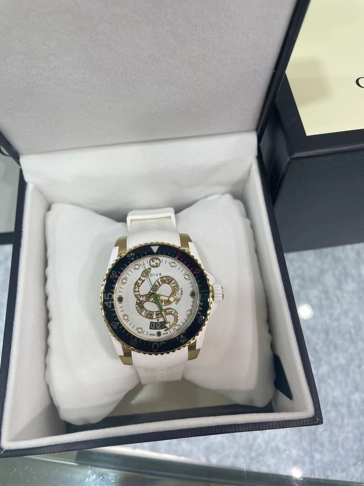 グッチ腕時計買取価格スーパーコピー ウォッチ 防水 ダイヴ 蛇プリント 紳士 ゴムバンド ホワイト_3