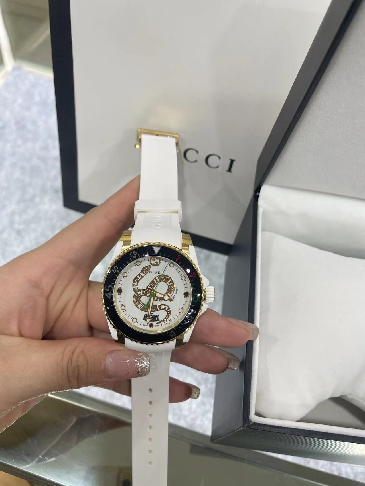 グッチ腕時計買取価格スーパーコピー ウォッチ 防水 ダイヴ 蛇プリント 紳士 ゴムバンド ホワイト_5