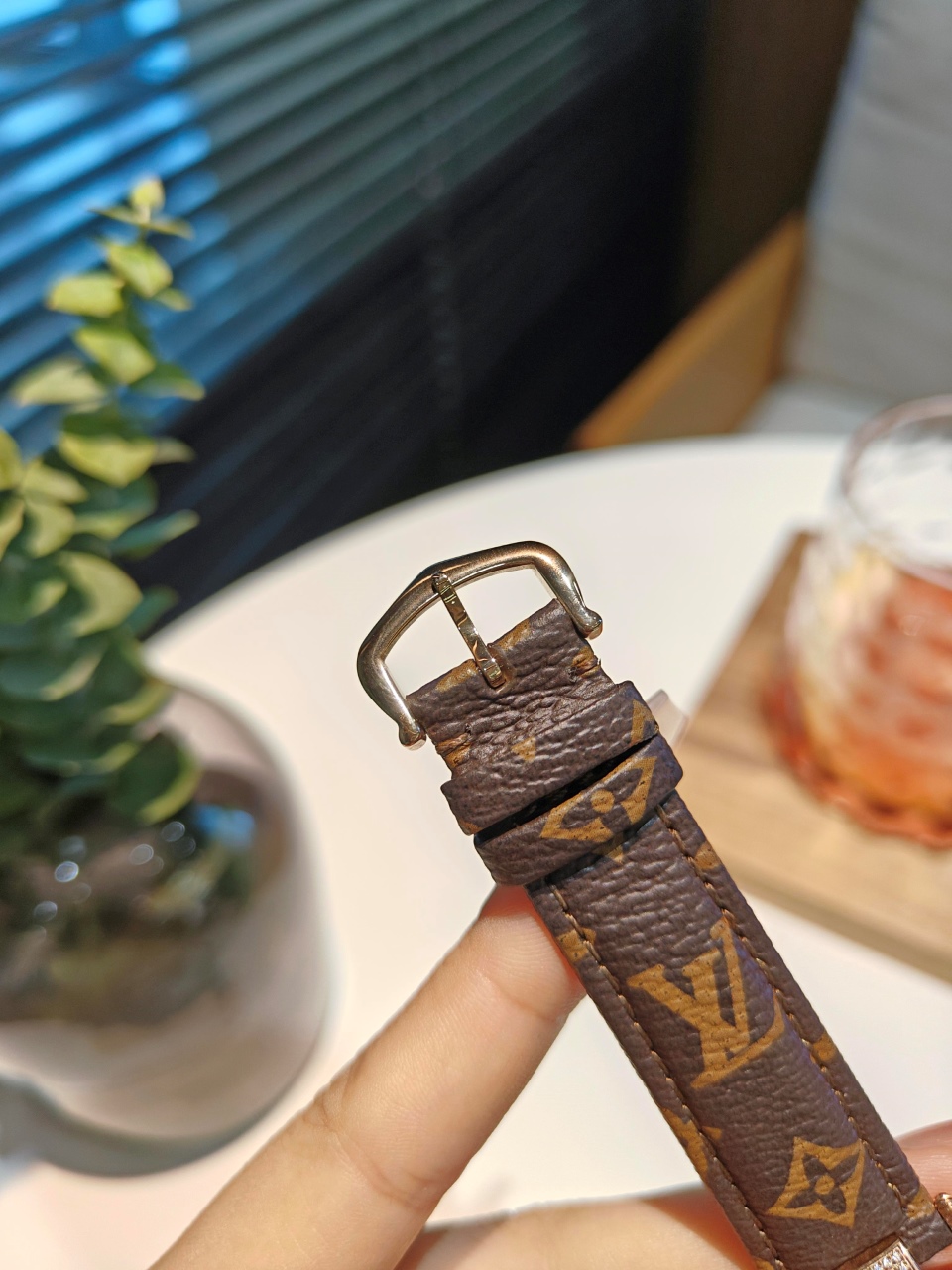 超激得の新品 ルイヴィトンジュエリーレディ偽物 ウォッチ 腕時計 ダイヤ飾り 本革 キラキラ 優雅 多色可選_9