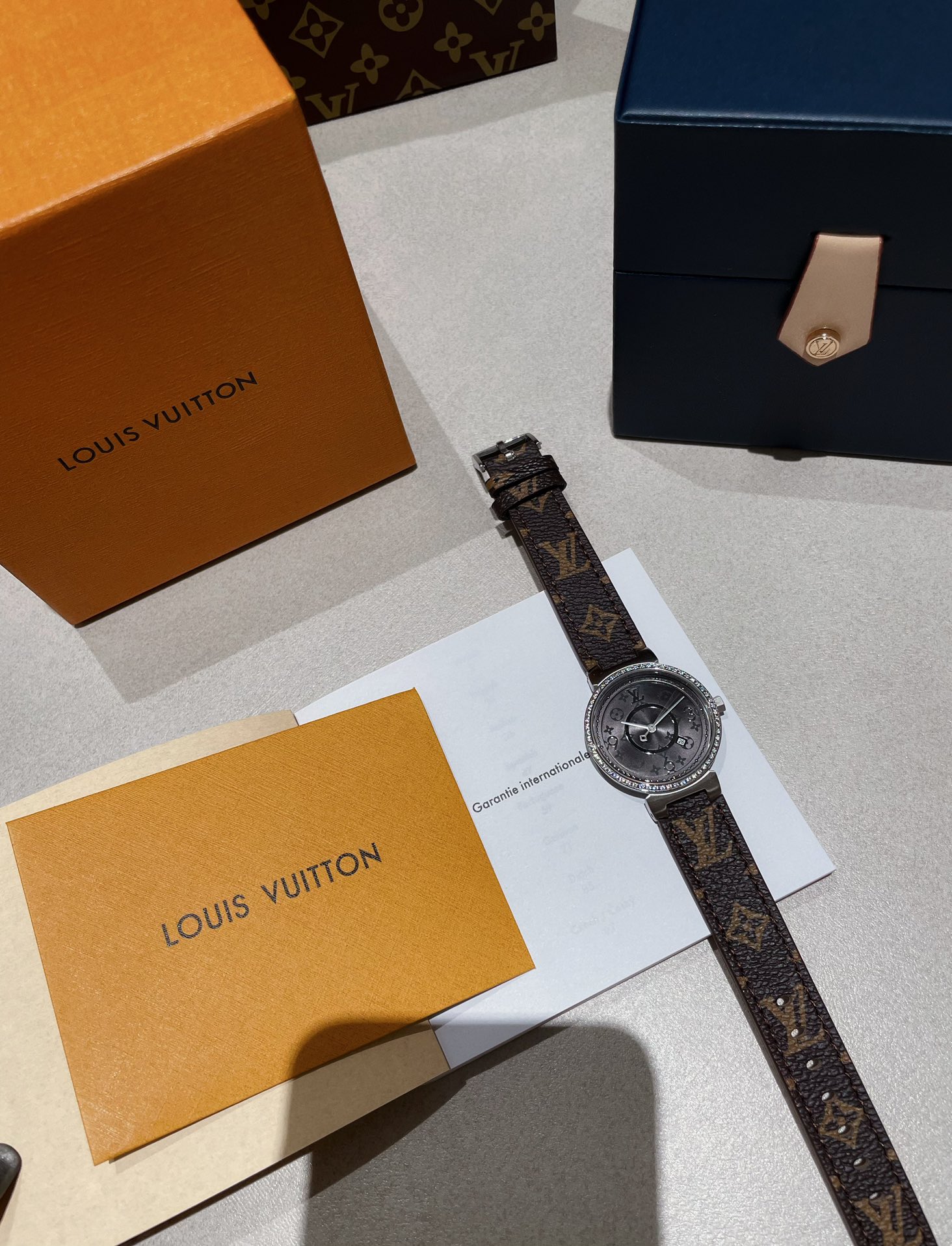 ルイヴィトンタンブール クロノグラフヴォワイヤージュコピー ウォッチ 腕時計 TAMBOUR SLIM 本革 レザー プリント ブラック_5