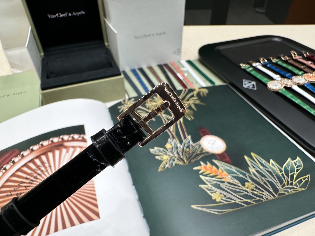 2025年のお買い得品 ヴァンクリーフ&アーペル 安く買う方法偽物 本革 腕時計 ウォッチ ペルレ 優雅 ダイヤ飾り ブラック_7