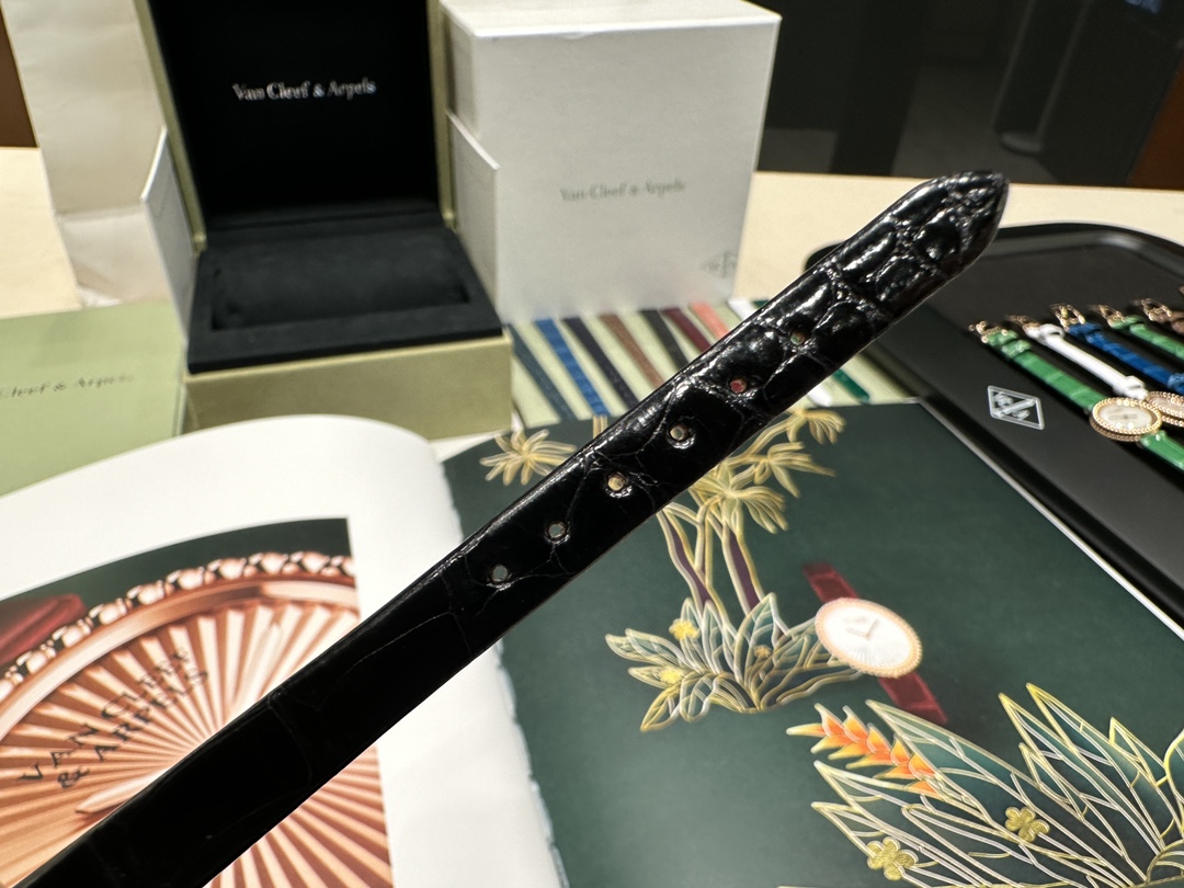 2025年のお買い得品 ヴァンクリーフ&アーペル 安く買う方法偽物 本革 腕時計 ウォッチ ペルレ 優雅 ダイヤ飾り ブラック_9