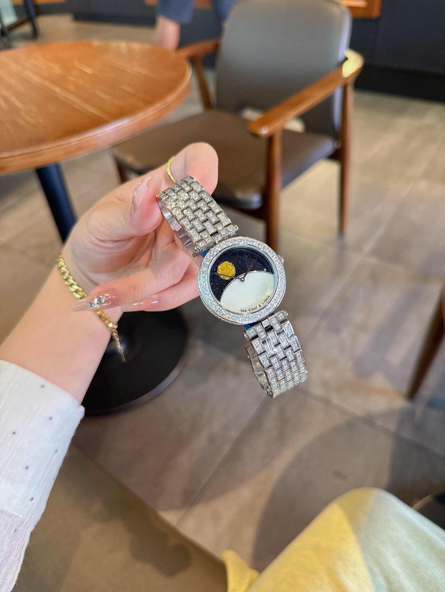 ヴァンクリーフアーペル 伊勢丹新宿偽物 スチールバンド 腕時計 ウォッチ ポエティック ダイヤ飾り シルバー_2