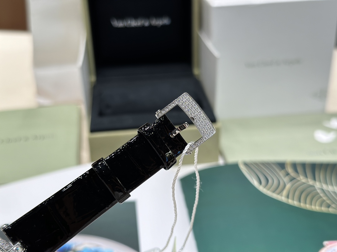 ヴァンクリーフアーペル ヴィンテージアルハンブラコピー レザー 腕時計 ウォッチ ポエティック ダイヤ飾り ブラック_9