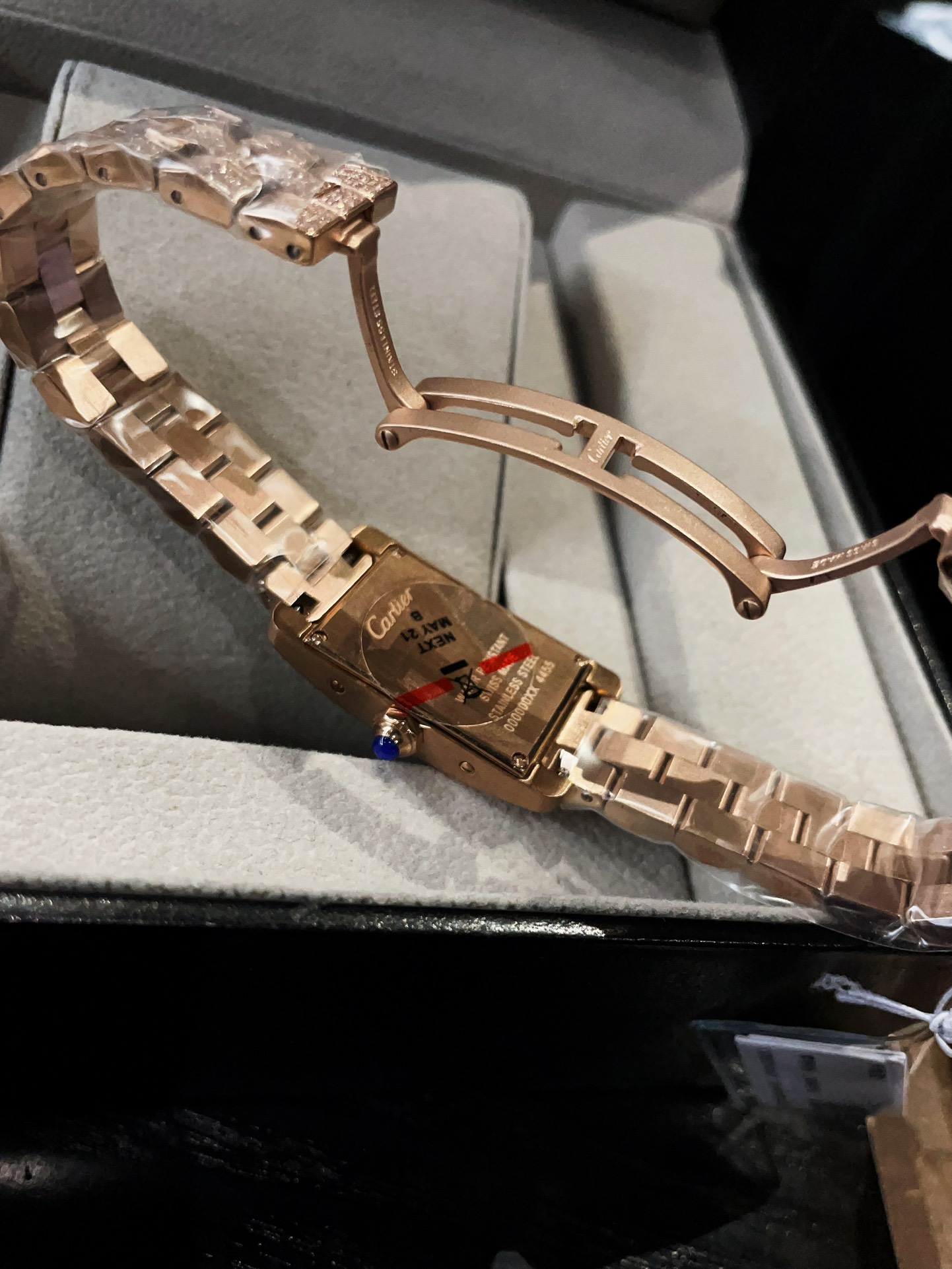 今季のおすすめ カルティエタンク 金偽物 ウォッチ 腕時計 スチールバンド 防水 ビジネス ダイヤ飾り ゴールドケース_9