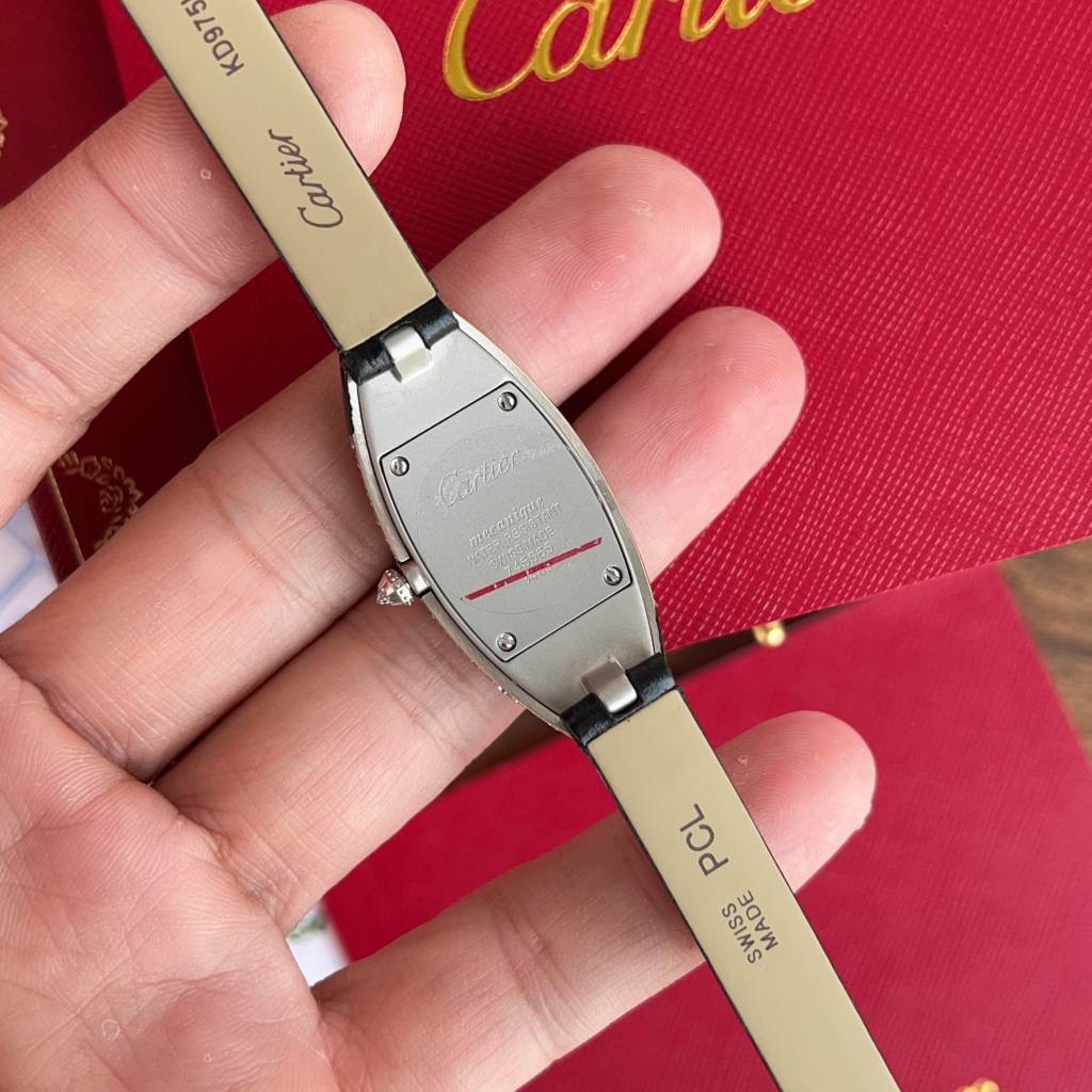 カルティエ ベニュワール イエローゴールドスーパーコピー 牛革 腕時計 ウォッチ 優雅レディ ダイヤ飾り ブラック_5