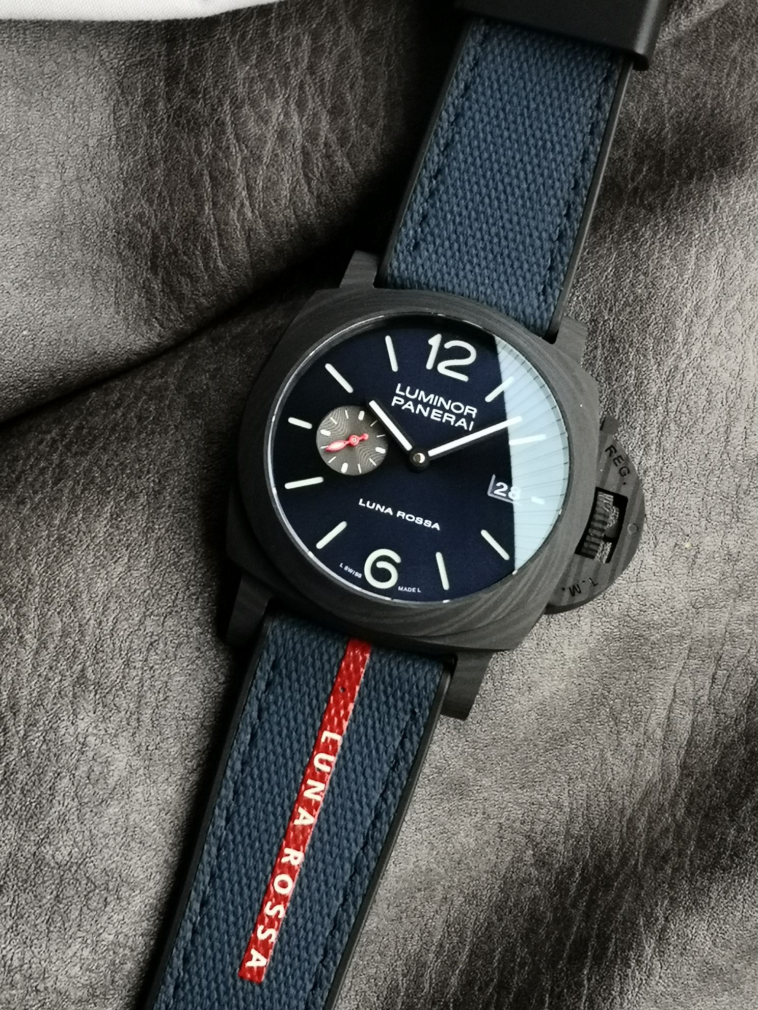 パネライ 傷 修理スーパーコピー ルミノール PAM01529 ウォッチ 夜光 防水 ブラック_2