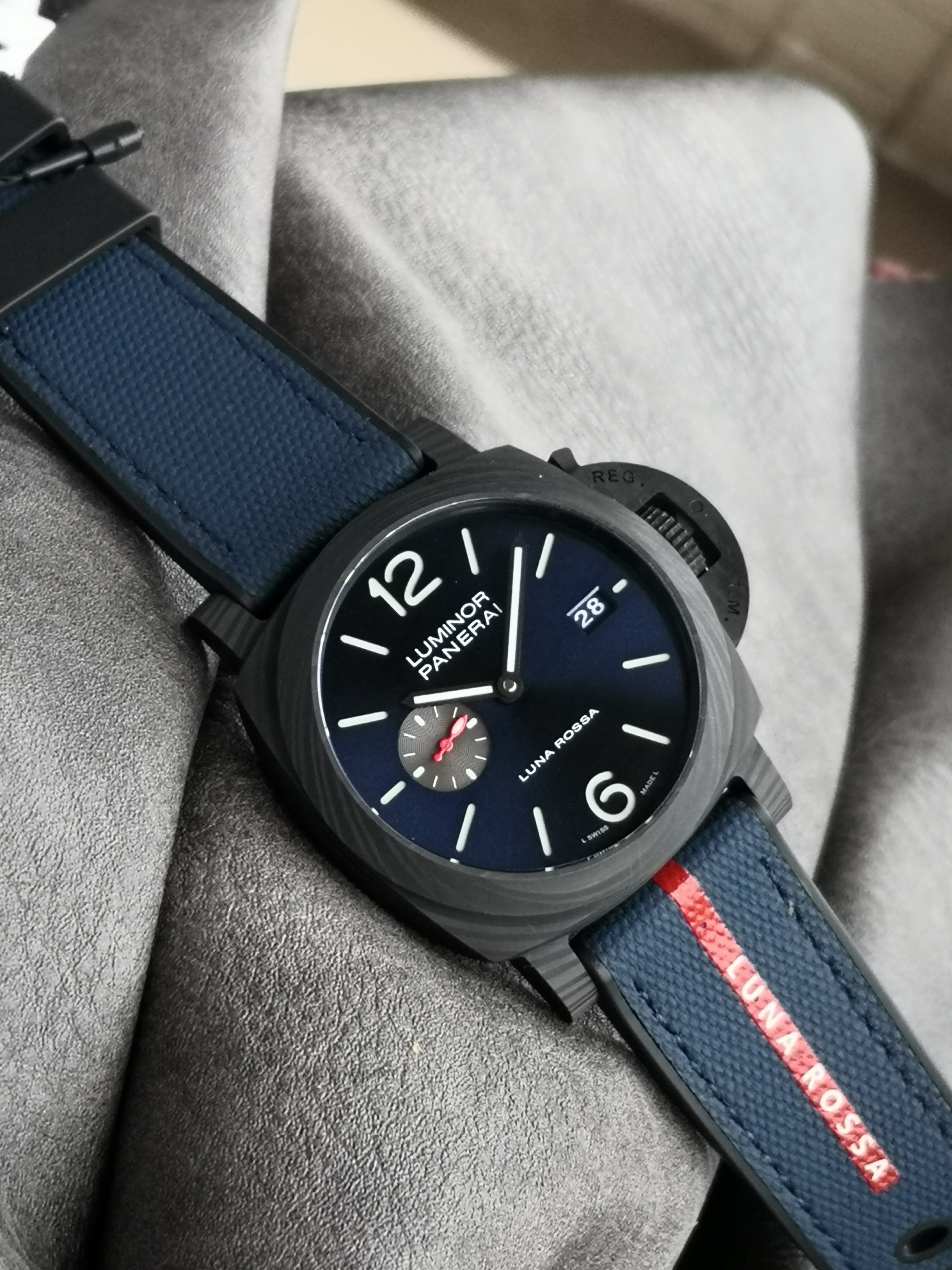 パネライ 傷 修理スーパーコピー ルミノール PAM01529 ウォッチ 夜光 防水 ブラック_4