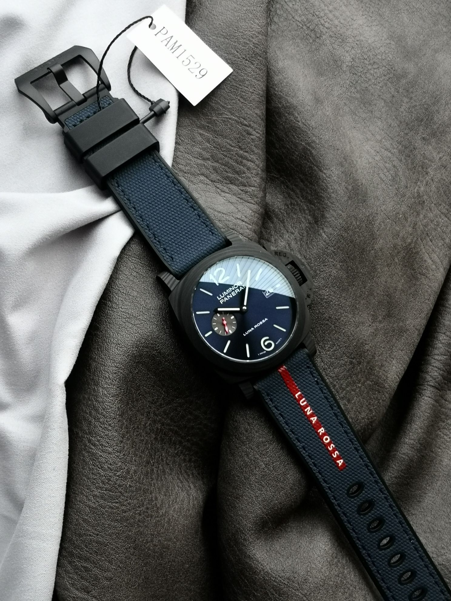 パネライ 傷 修理スーパーコピー ルミノール PAM01529 ウォッチ 夜光 防水 ブラック_5