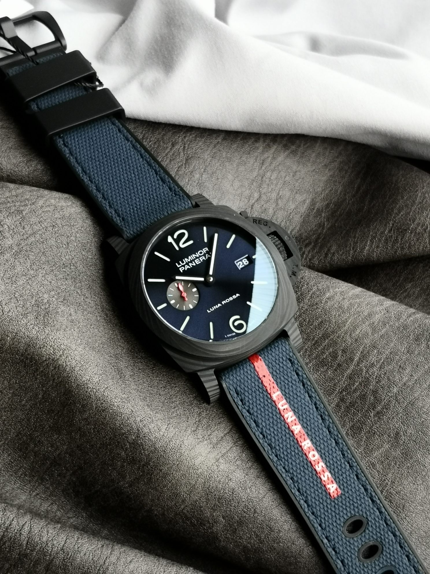 パネライ 傷 修理スーパーコピー ルミノール PAM01529 ウォッチ 夜光 防水 ブラック_6